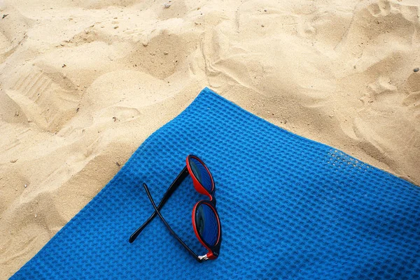 Gafas Sol Una Toalla Playa Azul — Foto de Stock