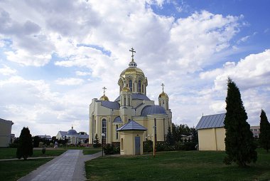 Ortodoks Kilisesi, güzel bir gökyüzü arka plan üzerinde.
