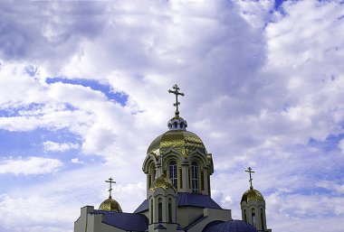 Ortodoks Kilisesi, güzel bir gökyüzü arka plan üzerinde.