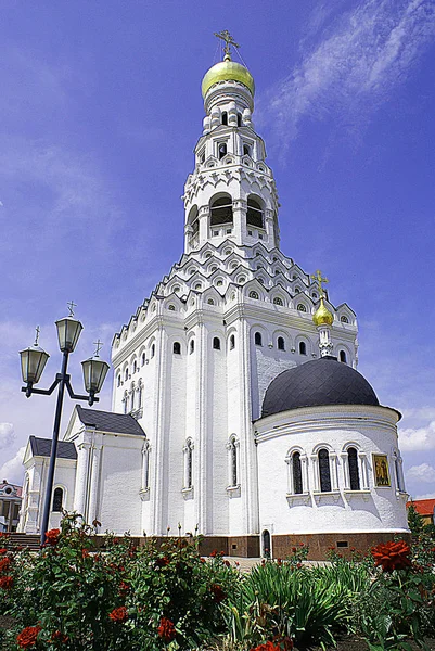 Ορθόδοξη Εκκλησία Εκκλησία Στο Φόντο Της Ένα Όμορφο Ουρανό — Φωτογραφία Αρχείου