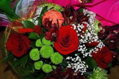 Güller, güzel buket, güllü ağaç.