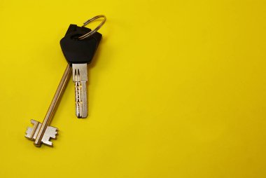 Parlak bir arka plan üzerinde daire veya evin anahtarları.