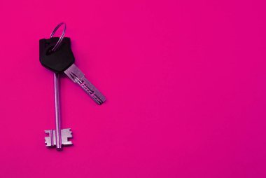 Parlak bir arka plan üzerinde daire veya evin anahtarları.