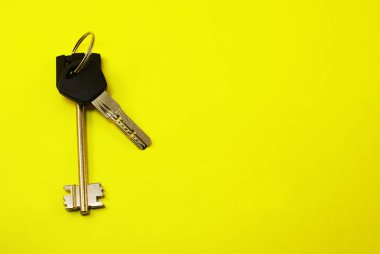 Parlak bir arka plan üzerinde daire veya evin anahtarları.