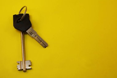 Parlak bir arka plan üzerinde daire veya evin anahtarları.