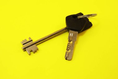 Parlak bir arka plan üzerinde daire veya evin anahtarları.