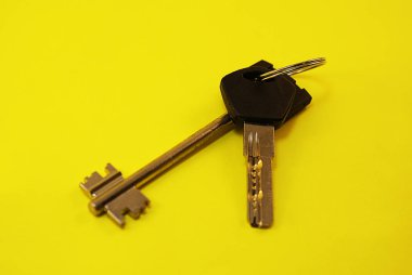 Parlak bir arka plan üzerinde daire veya evin anahtarları.