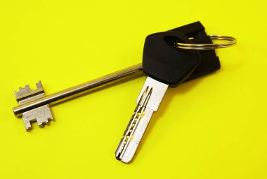 Parlak bir arka plan üzerinde daire veya evin anahtarları.