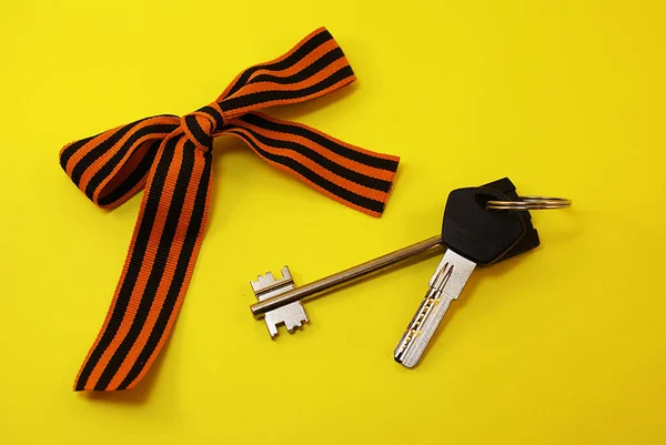 公寓或房子的钥匙 圣乔治丝带在明亮的背景 — 图库照片