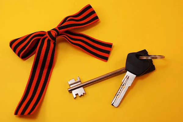公寓或房子的钥匙 圣乔治丝带在明亮的背景 — 图库照片