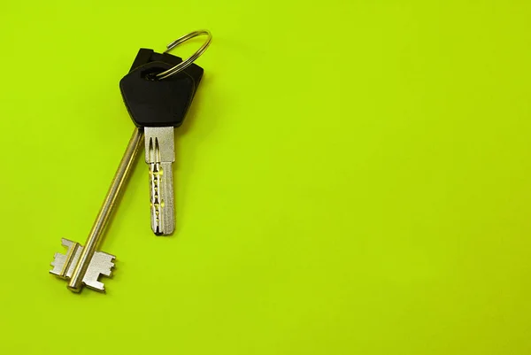 Ключи Квартиры Дома Ярком Фоне — стоковое фото