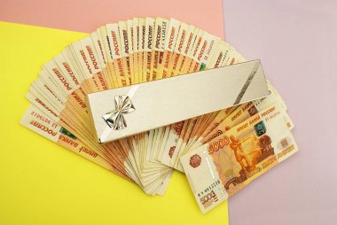 Parlak arka planda para hediye kutusu.