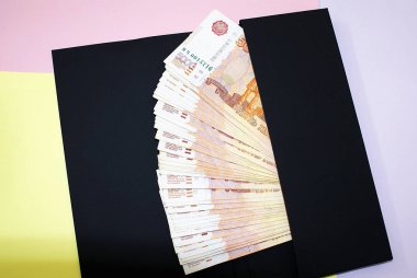 Parlak bir arka plan üzerinde bir zarf içinde Para.