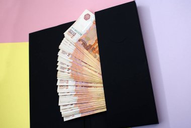 Parlak bir arka plan üzerinde bir zarf içinde Para.