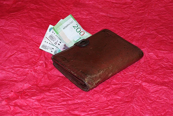 Cartera Vieja Con Dinero Sobre Fondo Color — Foto de Stock