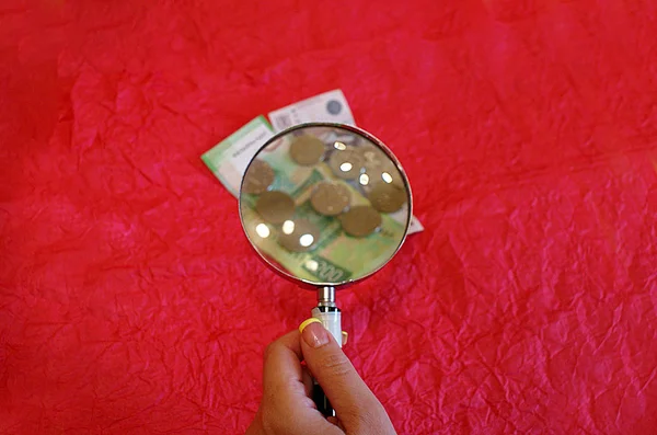 Geld Vergrootglas Geld Door Een Vergrootglas Een Heldere Achtergrond — Stockfoto