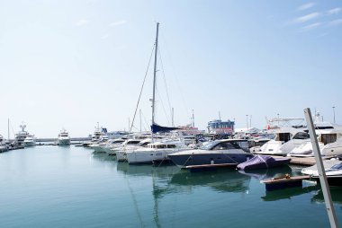 Yatlar, rıhtımdaki tekneler..