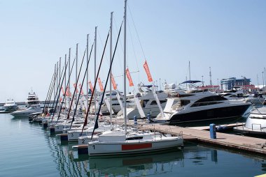 Yatlar, rıhtımdaki tekneler..