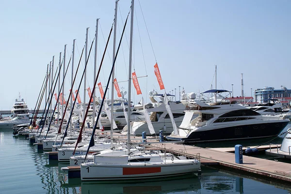 Yatlar, rıhtımdaki tekneler..