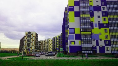 Şehir, parlak çok katlı ev.