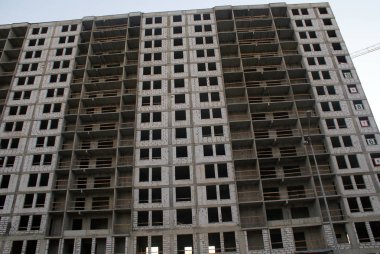 Yüksek katlı bir bina, bir ev inşaatı.