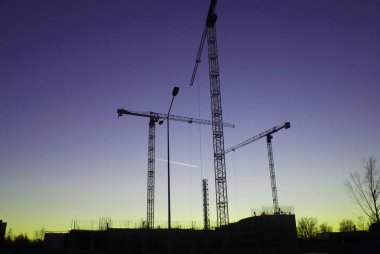 gün batımında inşaat vinç.