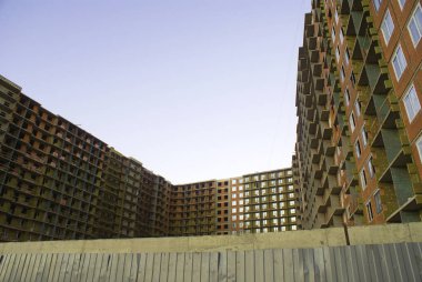 Yüksek katlı bir bina, bir ev inşaatı.