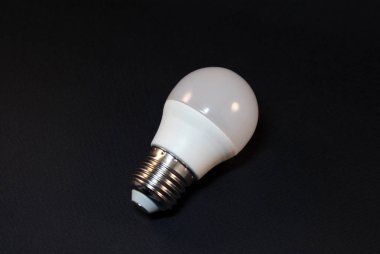 Siyah arka planda elektrik akkor lambası.