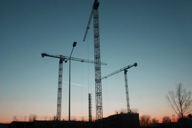 gün batımında inşaat vinç.