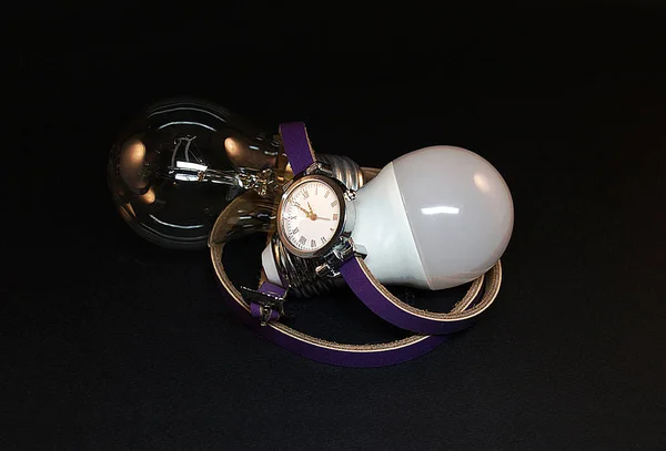 Elektrische Lampe Und Uhr Ein Symbol Der Zeit — Stockfoto