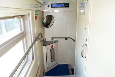 Tren, yolcular için araba, yolculuk.