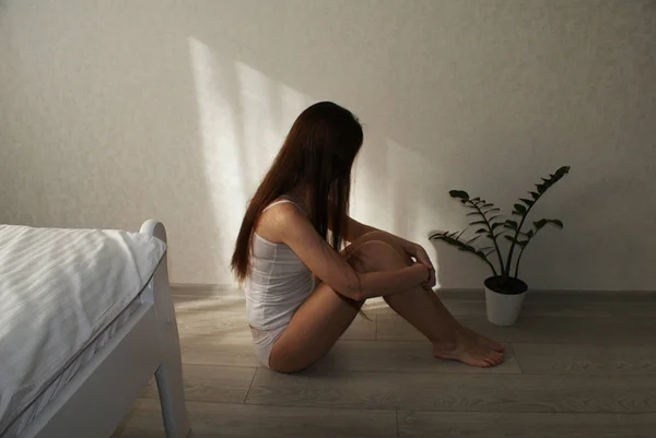 Smutna Dziewczyna Długimi Włosami Siedzi Podłodze — Zdjęcie stockowe