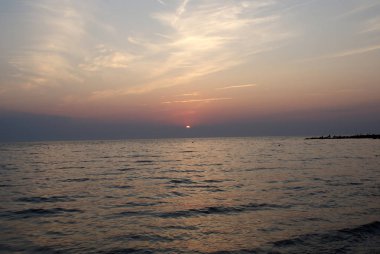 Denizde gün batımı, güzel bulutlar, arka plan.