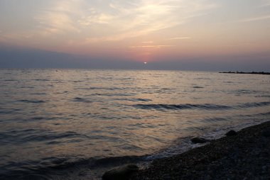 Denizde gün batımı, güzel bulutlar, arka plan.