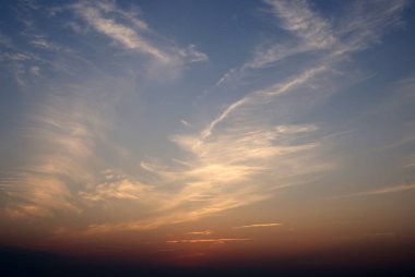 Bulutlar arka plan ile güzel gün batımı.