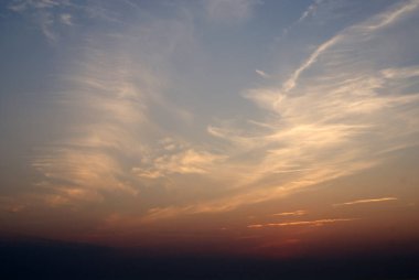 Bulutlar arka plan ile güzel gün batımı.