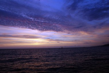 Denizde gün batımı, güzel bulutlar, arka plan.