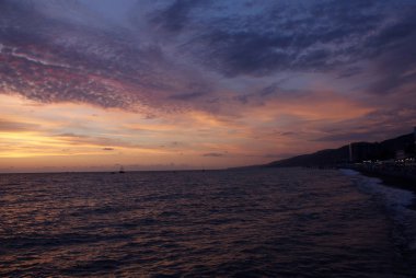 Denizde gün batımı, güzel bulutlar, arka plan.