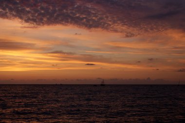 Denizde gün batımı, güzel bulutlar, arka plan.