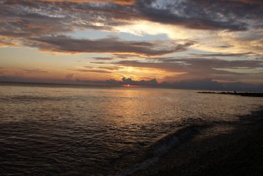 Denizde gün batımı, güzel bulutlar, arka plan.