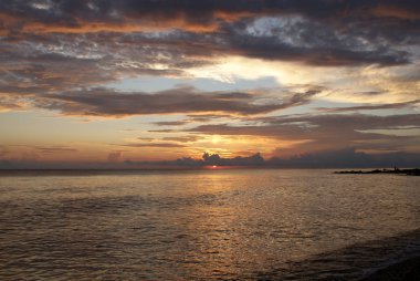 Denizde gün batımı, güzel bulutlar, arka plan.