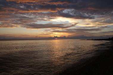 Denizde gün batımı, güzel bulutlar, arka plan.