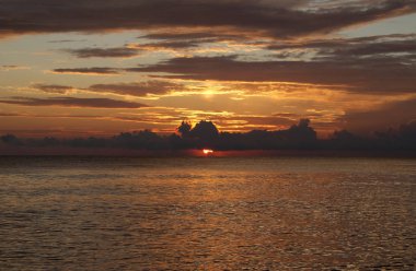 Denizde gün batımı, güzel bulutlar, arka plan.