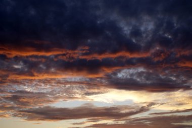 Bulutlar arka plan ile güzel gün batımı.