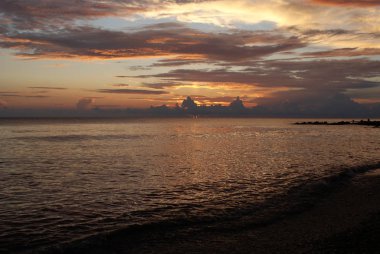Denizde gün batımı, güzel bulutlar, arka plan.