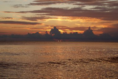 Denizde gün batımı, güzel bulutlar, arka plan.