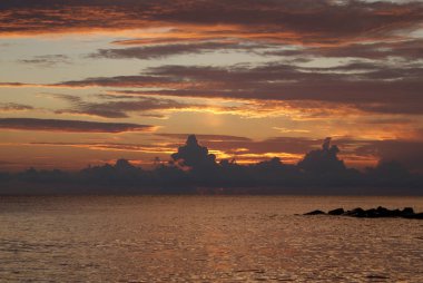 Denizde gün batımı, güzel bulutlar, arka plan.