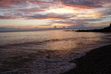 Denizde gün batımı, güzel bulutlar, arka plan.