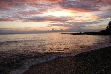 Denizde gün batımı, güzel bulutlar, arka plan.