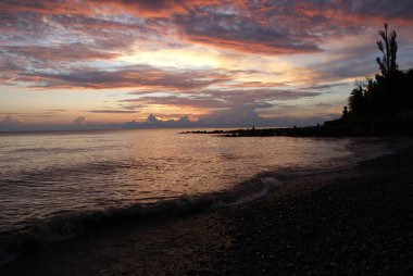 Denizde gün batımı, güzel bulutlar, arka plan.